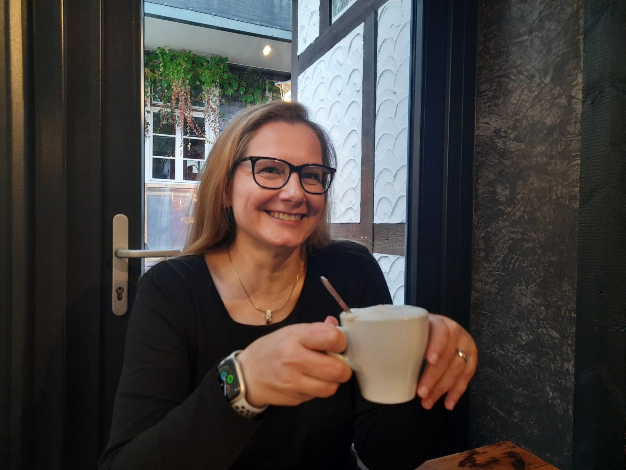 Andrea mit einer Tasse